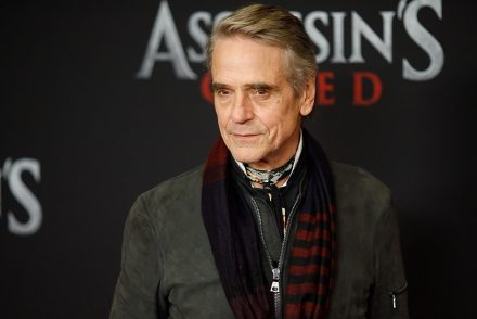 Jeremy Irons-t is láthatjuk a parádés szereposztású Gucci-filmben