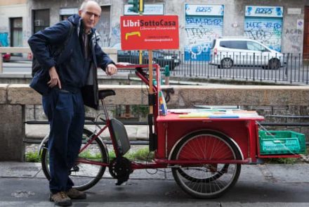 Könyvesboltmentés másként: piros bringáján szállítja házhoz a megrendeléseket a milánói könyvkereskedő
