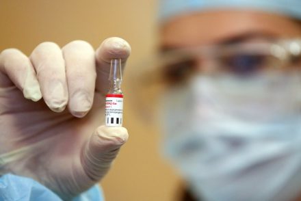 Megérkezett a koronavírus-vakcina Magyarországra, már el is kezdték az eü-dolgozóknak beadni az oltást