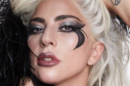 Lady Gaga a kozmetikai cége népszerűsítése miatt állt modellt a Légy önmagad szlogenjéhez igazodva