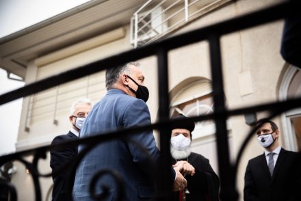 Orbán Viktor átadta az egykori Kádár-villa kulcsát a szír pátriárkának