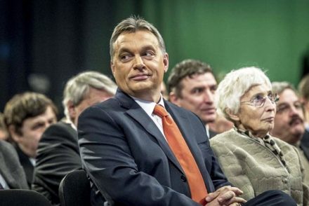 Orbán Viktor az adventi köszöntőjében elfelejtette a nyakkendőjét felvenni