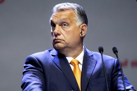 Orbán Viktor fotójával illusztrálta a Reuters, hogy a román miniszterelnök lemondott