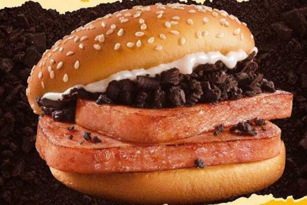 Egészen bizarr hamburgerrel jött elő a kínai McDonald’s: löncshús és Oreo keveréke