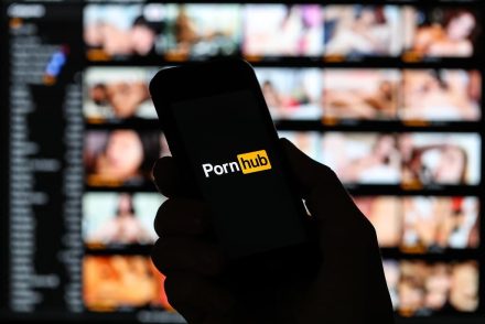 40, pornózásra kényszerített nő 80 millió dollárra perli a Pornhub anyacégét