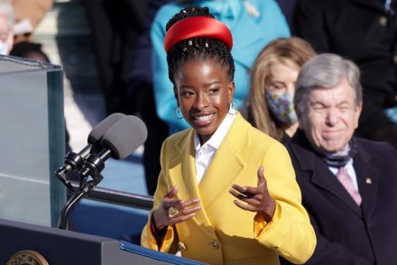 Ő Amanda Gorman, a fiatal, színes bőrű költő, aki Joe Biden beiktatásán Lady Gagától is ellopta a show-t
