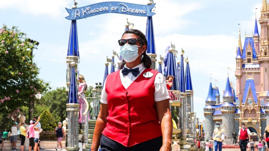 Disneyland Resort koronavirus oltasi kozpont vakcina