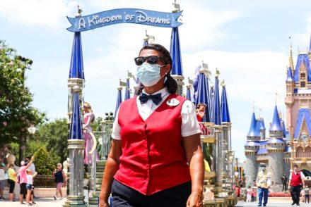A kaliforniai Disneyland hatalmas oltóközponttá alakul a járvány idejére