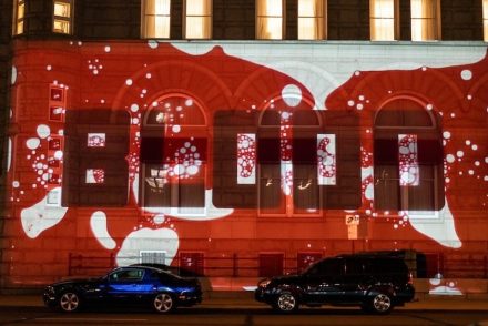 2021-ben új értelmet nyert a vérben fürdő Fehér Ház kivetítése Donald Trump washingtoni szállodáján