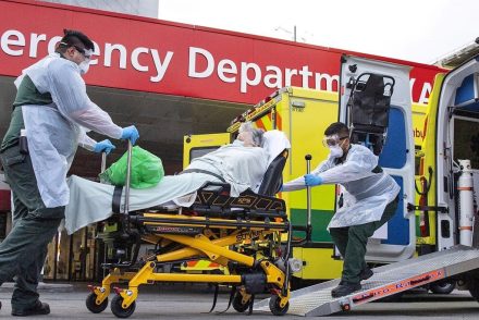 Megteltek a londoni kórházak: A koronavírusos betegeket a mentőautókban kezelik