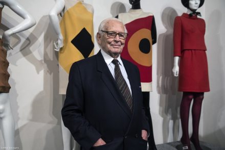 Pierre Cardin legendás divattervezőt saját tervezésű koporsóban temették el