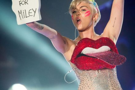 Miley Cyrus: „Mindenki tudja, hogy a mellek szebbek, mint a herék”