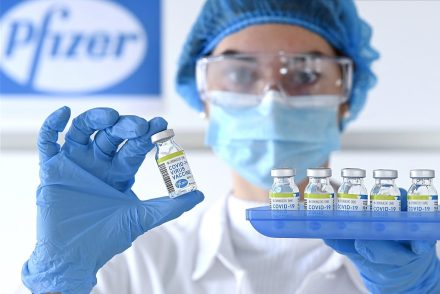 Százezerből egy embernél váltott ki heves allergiás reakciót a BioNTech/Pfizer-oltóanyag