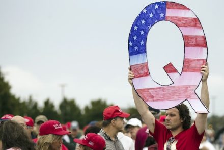 Mi lesz a QAnon mozgalommal most, hogy Trump mégsem leplezte le a háttérhatalom sátánista-pedofil képviselőit?