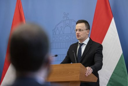 Szijjártó Péter közösségi médiás imidzséért különálló, tízfős stáb felel