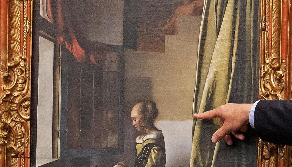 vermeer a nyitott ablaknal levelet olvaso lany festmeny rejtozkodo kupido