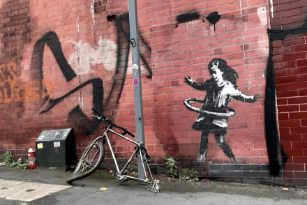 Banksy hulahoppozó lányos művét kivágták több százezer fontért