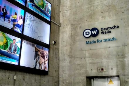 A Deutsche Welle szerint Magyarországon veszélyben van a média, ezért „van dolga” hazánkban