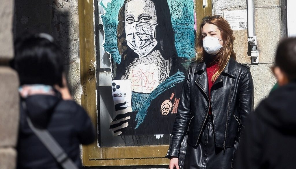 koronavirus statisztika street art utcai muvesz maszk mona lisa