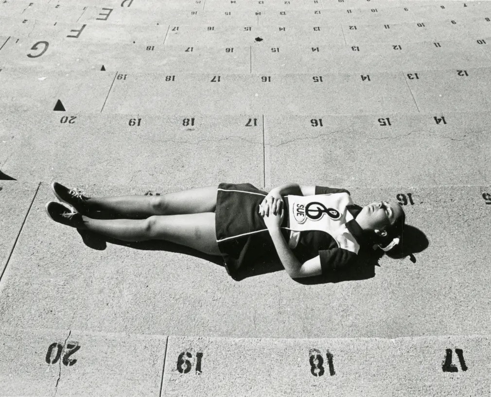 Los Angeles Fekete Feher Gary Krueger Vintage Kiallitas Szurkololany Fekvo Nap Fotoja