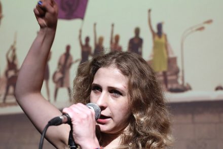 A Pussy Riot tagját, Marija Aljohinát is letartóztatták a Putyin-ellenes tüntetésen