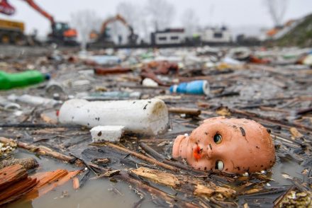 Több tonna műanyag hulladék hömpölyög a Tisza vízén