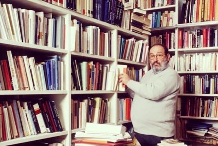 Megszületett a megállapodás Umberto Eco hatalmas könyvtárának sorsáról