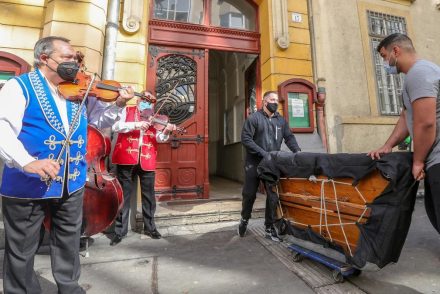 A 100 tagú Cigányzenekar az EMMI-től kap segítséget helyszínkeresésben
