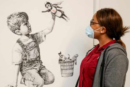Banksy ápolónő szuperhőse alaposan lenyomta a parlamenti politikus majmokat