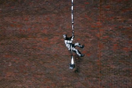 Banksy ezúttal Oscar Wilde egykori fegyháza falára festett
