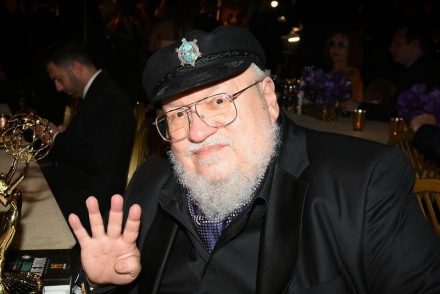 George R. R. Martin elvállalta, hogy színpadi művet írt a Trónok harcából