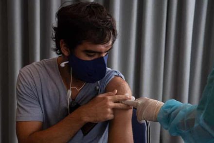 A legnagyobb koronavírus-szakértők szerint legfeljebb egy év alatt mindenkit be kellene oltani