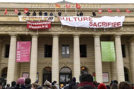 Színművészetisek elfoglalták a párizsi Colline színházat