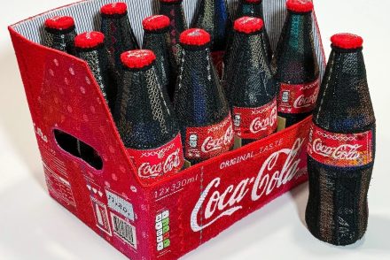 Andy Warhol is megirigyelné Alicja Kozlowskát, aki a fogyasztói társadalom kedvenc termékeit hímezi meg