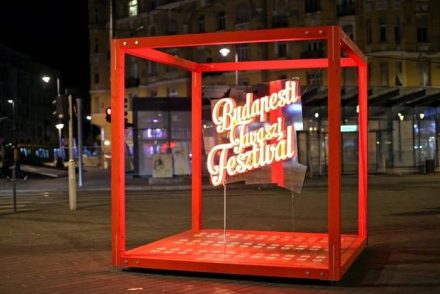 Yoann Bourgeois „gerincbizsergető” tánca a Budapesti Tavaszi Fesztiválon