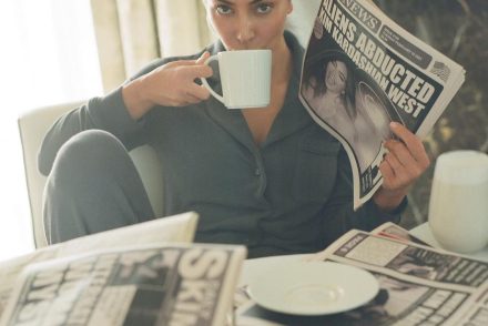 Kim Kardashian a PJ Sleep nevű hálóruha-kollekcióját bulvárlapok stílusában hirdeti