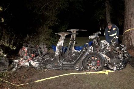 A Tesla robotpilótája nem vett be egy kanyart, mindkét utasa meghalt