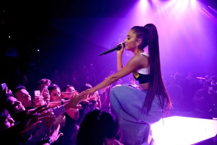 Ariana Grande megemlékezett a négy évvel ezelőtti manchesteri robbantás halálos áldozatairól