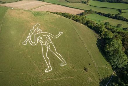 Tudományos vizsgálat pontosította, a Cerne Abbas-i óriás, Anglia egyik rejtélyesebb land artja mikor keletkezett
