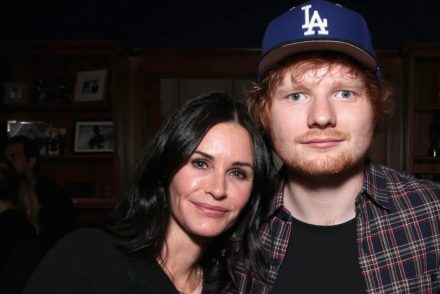 Courteney Cox és Ed Sheeran újralkotta a Jóbarátok Reunionban az ikonikus táncot