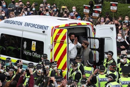 „Engedjétek el őket, ők a szomszédaink!”: a glasgow-iak egy emberként, spontán dacoltak a hatósággal két menekültért