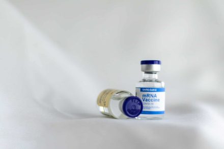 Ha egy embert két eltérő vakcinával oltanak, gyakoribbak az enyhe mellékhatások