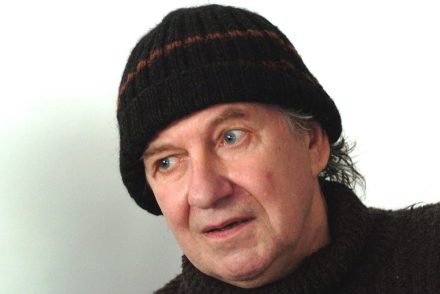 „Nem temetjük, avatjuk”Tandori Dezső és felesége sírját Fiumei úti kertben