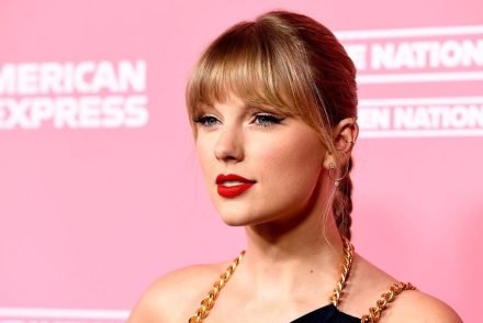 Taylor Swift elterülve a fűben jelentette be, hogy az Evermore megjelent bakeliten