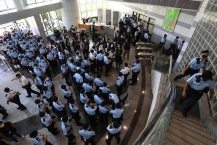 A hongkongi Apple Daily lap több munkatársát őrizetbe vette a kínai nemzetbiztonsági rendészete