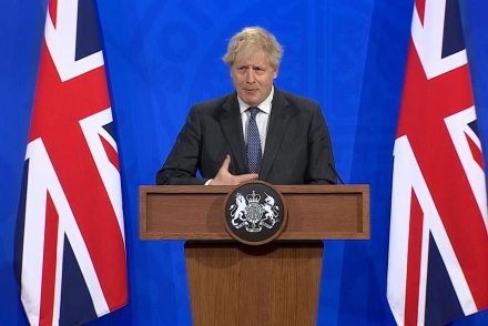 A brit kormány négy héttel elhalasztotta a korlátozás feloldását