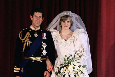 Kiállították Diana hercegnő menyasszonyi ruháját a Kensington-palotában