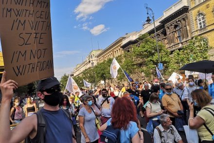 Fudan Egyetem-tüntetés: „Orbán Viktor minden képzeletet felülmúló vagyonnal a zsebében fog megbukni”
