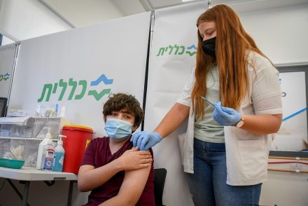 A Pfizer izraeli képviselője szerint oltóanyaguk hatékony az indiai vírusváltozattal szemben is