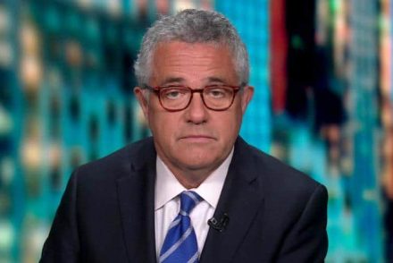 A CNN felfüggesztette, most visszavette az élő adásban magát simogató Jeffrey Toobin kommentátort